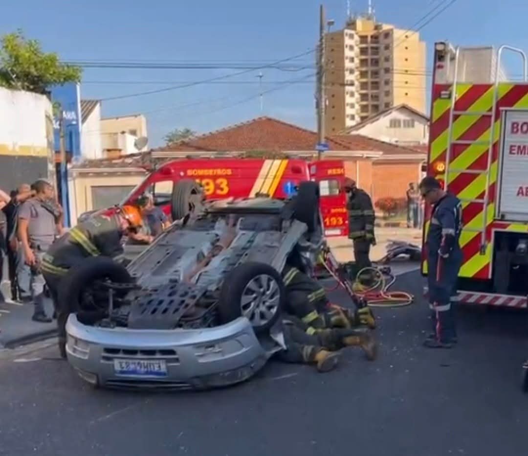 🚨 Veículo capota após colisão na Vila Xavier, em Araraquara