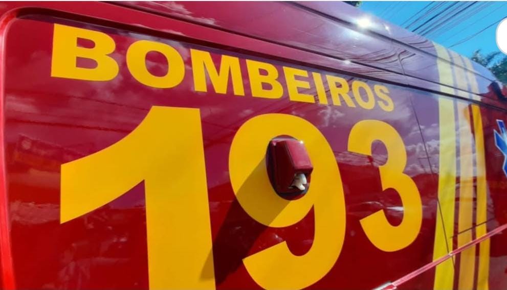 🚨 Carro parado por pane mecânica é atingido na Washington Luís em São Carlos