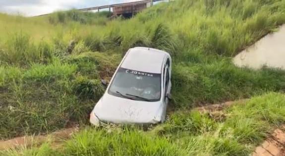 🚨 Motorista perde controle e carro cai em barranco na Rodovia Washington Luís, em Araraquara