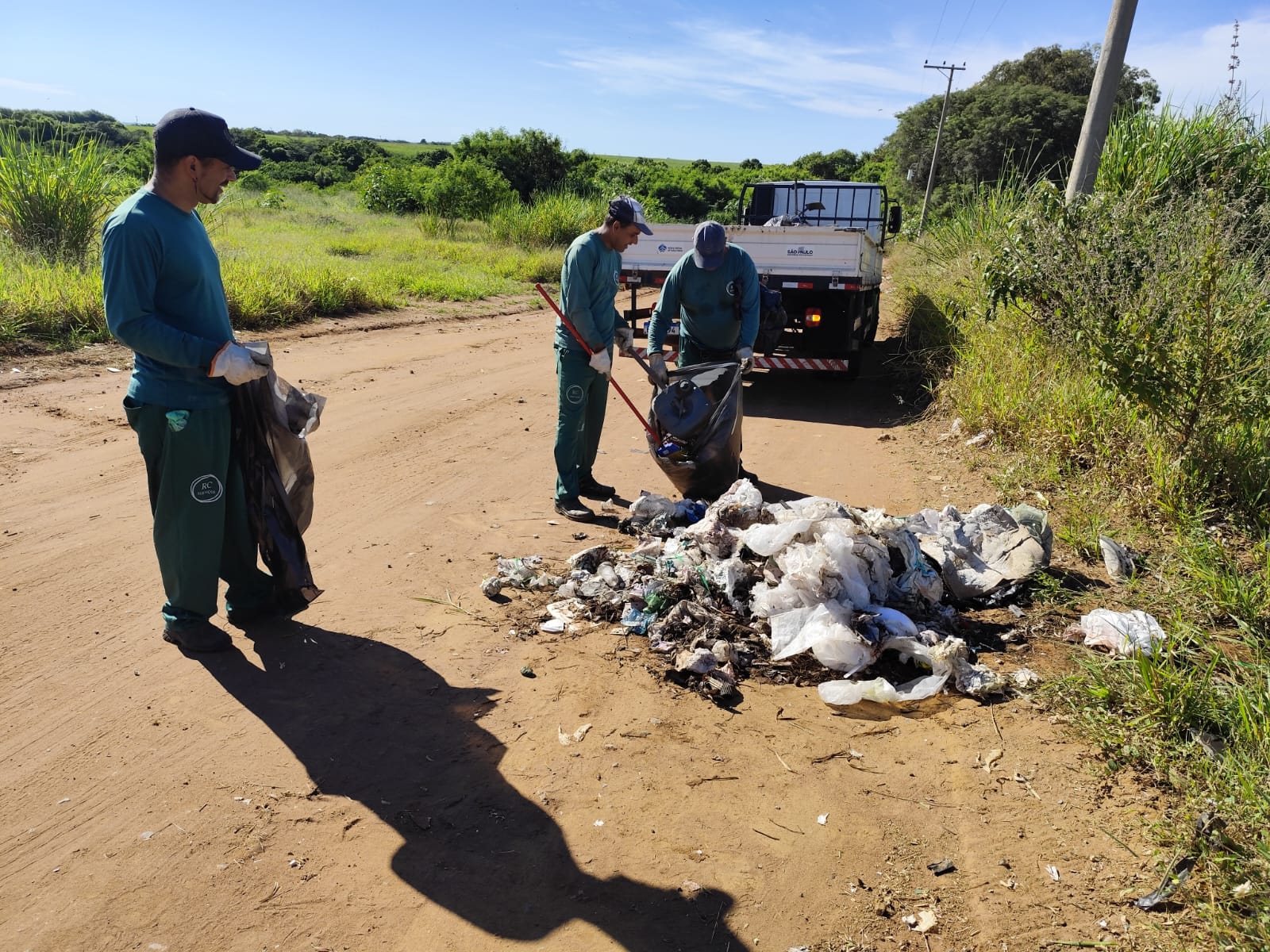 📌 Limpeza em área próxima ao trevo de Ibaté remove dois caminhões de lixo