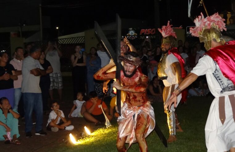 Fé e emoção tomam conta de Ibaté durante encenação da Paixão de Cristo