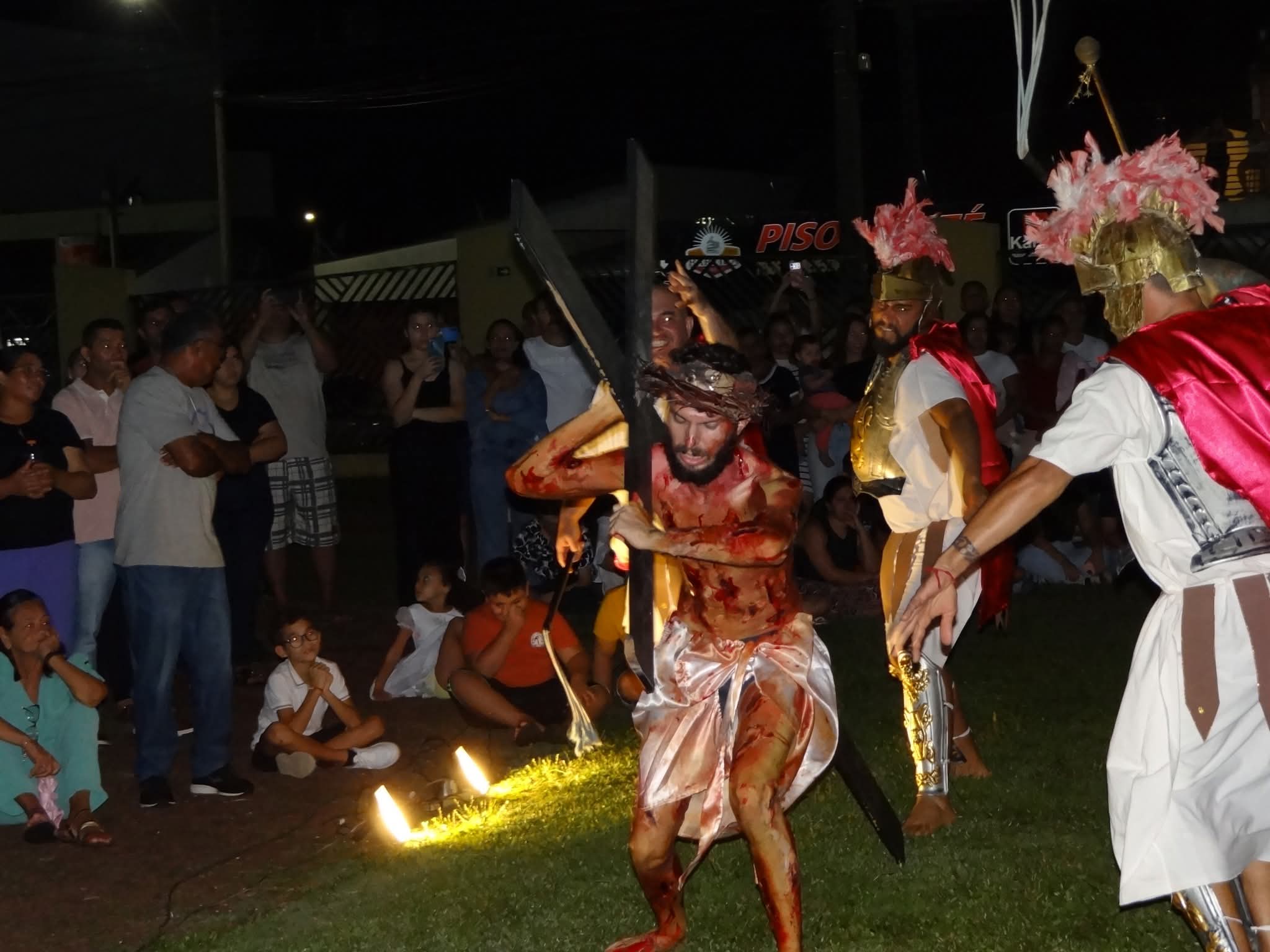 Fé e emoção tomam conta de Ibaté durante encenação da Paixão de Cristo