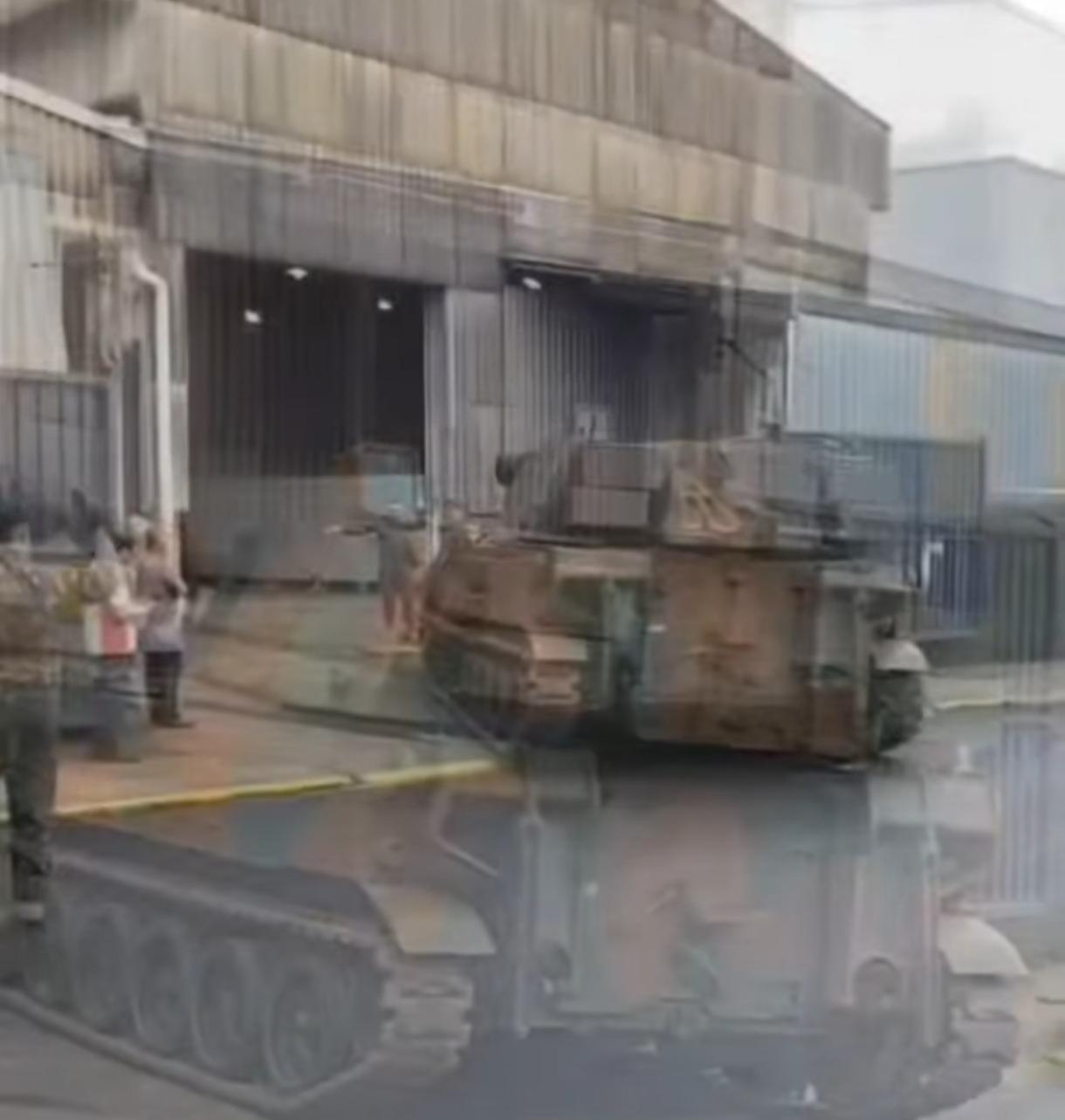 🚨 Blindado do Exército deixa São Carlos após manutenção em empresa especializada