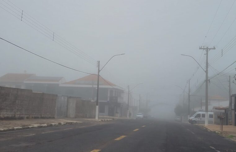Neblina e céu nublado marcam o amanhecer com tempo instável em Ibaté