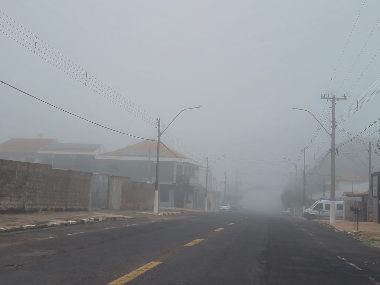 Neblina e céu nublado marcam o amanhecer com tempo instável em Ibaté