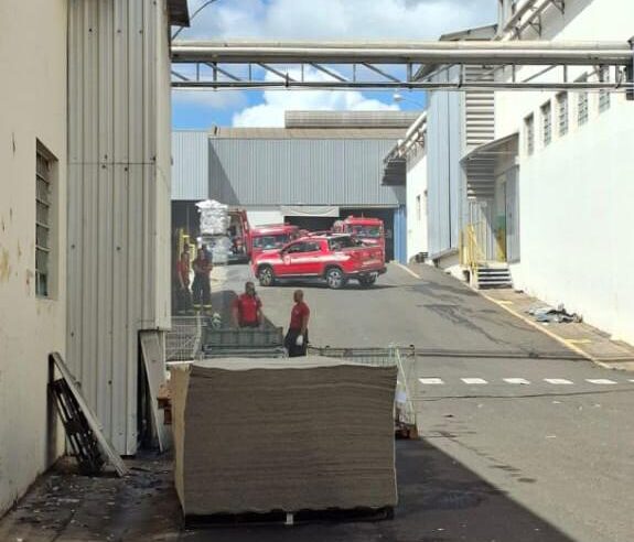 🚨 Princípio de incêndio atinge fábrica da Tapetes São Carlos e é controlado sem feridos