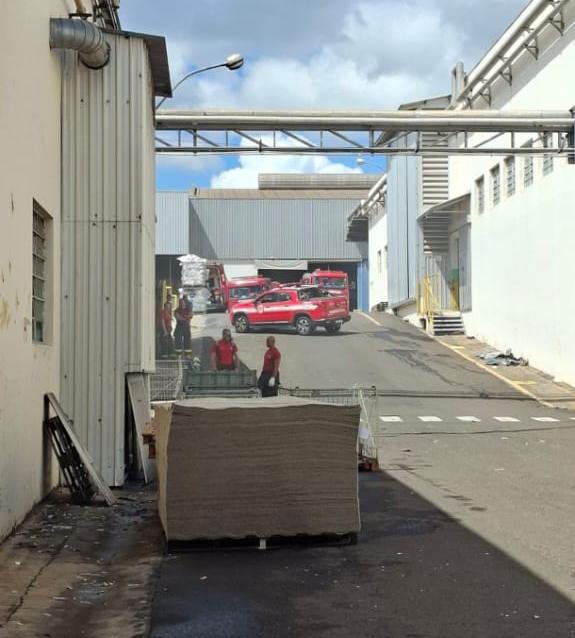 🚨 Princípio de incêndio atinge fábrica da Tapetes São Carlos e é controlado sem feridos