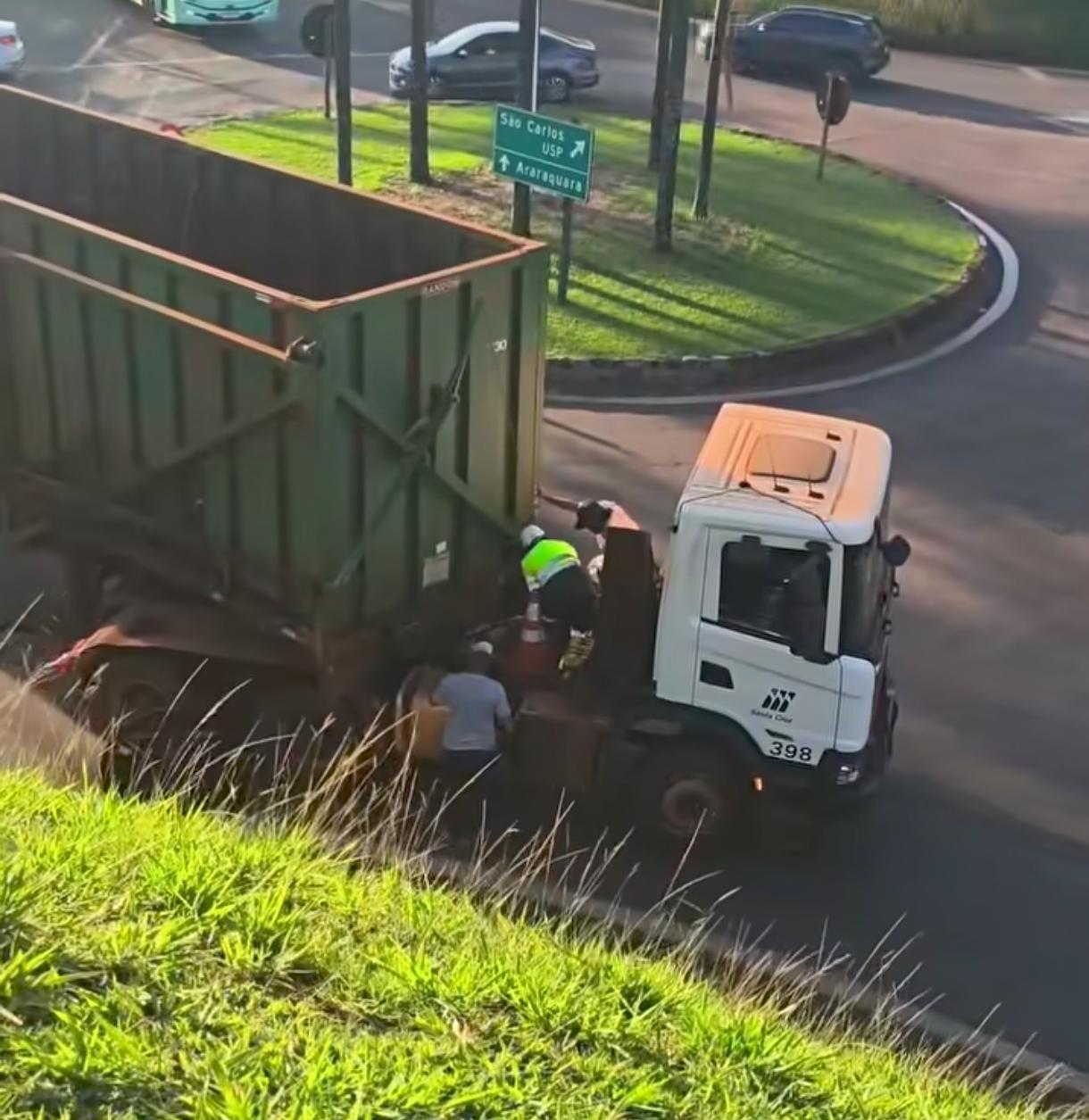 🚨 Caminhão quebra e interdita acesso à rodovia Washington Luís