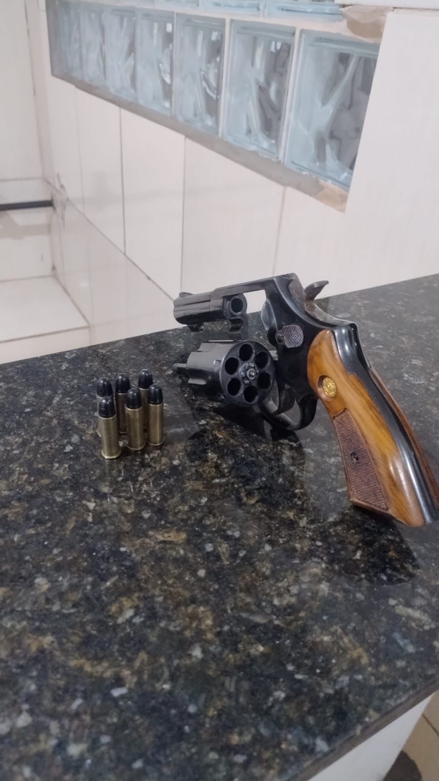 🚨 Forças de segurança apreendem arma de fogo após denúncia em ibaté