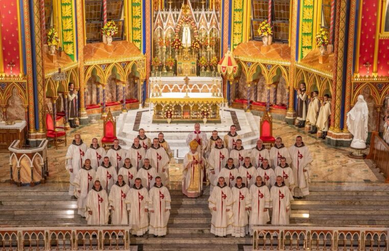 Ordenação de 26 sacerdotes marca expansão dos Arautos do Evangelho em cerimônia solene em Caieiras