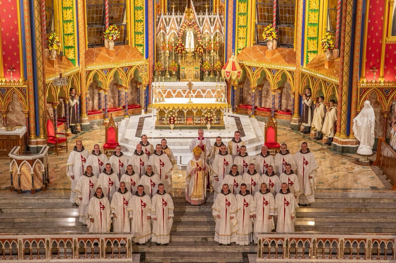 Ordenação de 26 sacerdotes marca expansão dos Arautos do Evangelho em cerimônia solene em Caieiras