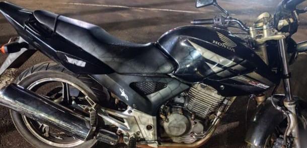 🚨 Adolescentes são apreendidos com motocicleta furtada em Ibaté