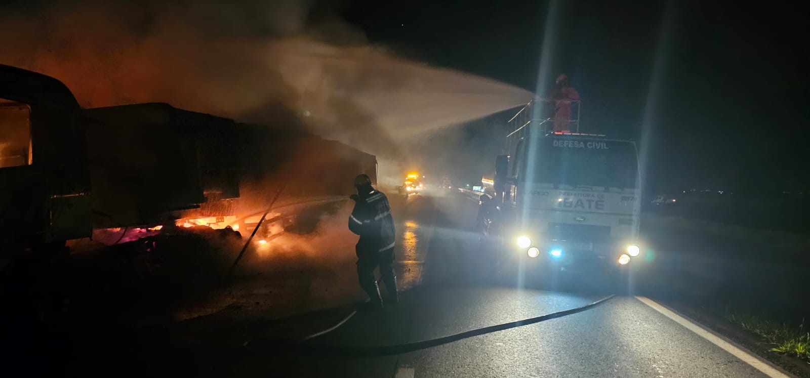 🚨 Defesa Civil de Ibaté atende ocorrência de incêndio em caminhão na rodovia Washington Luís