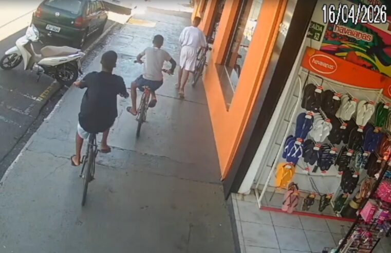 🚨 Três homens furtam bicicleta avaliada em R$ 2 mil em via pública de Ibaté