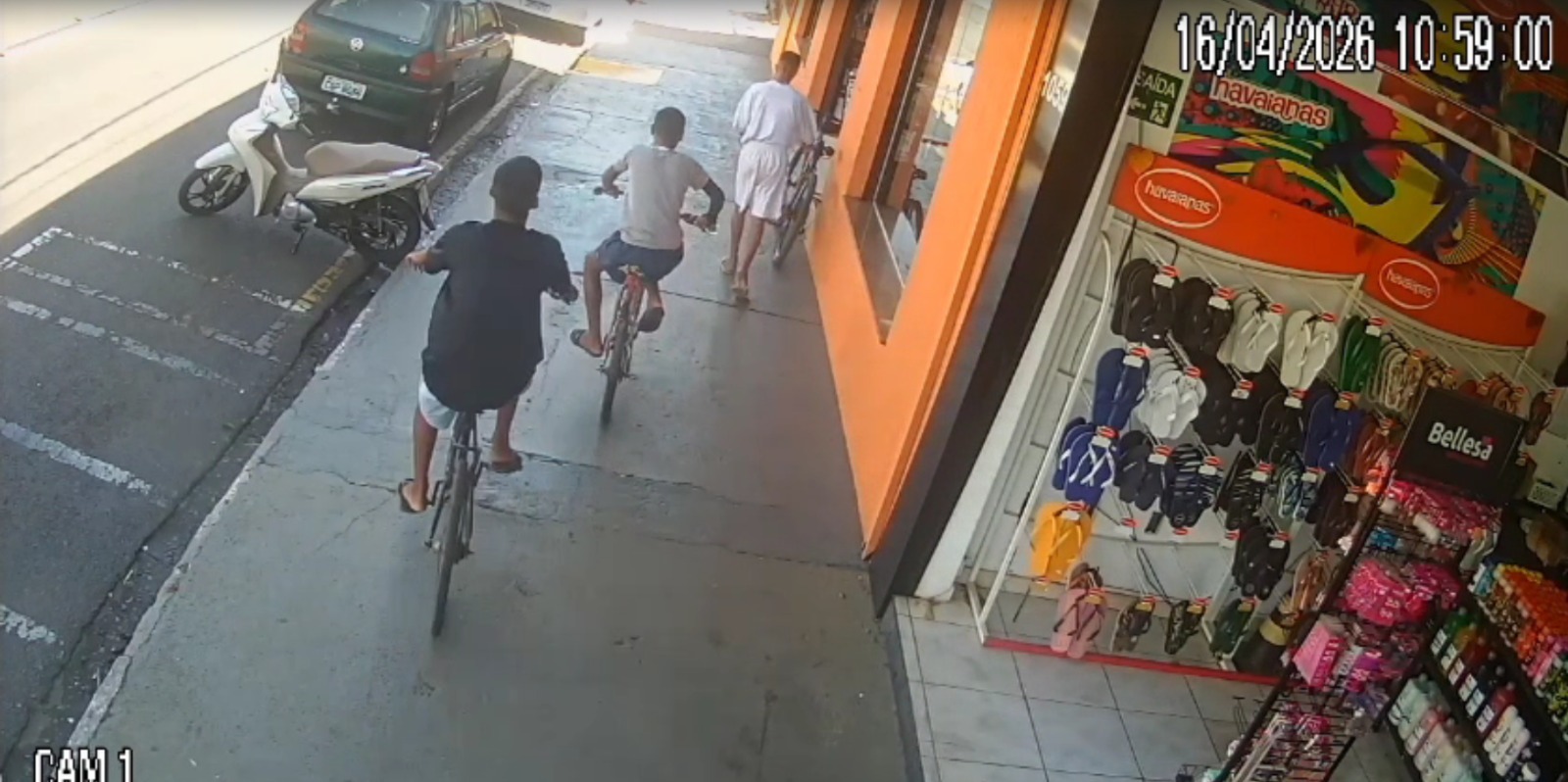 🚨 Três homens furtam bicicleta avaliada em R$ 2 mil em via pública de Ibaté