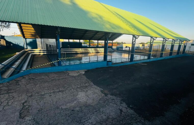 📌 Quadra poliesportiva do Estádio Municipal de Ibaté passa por manutenção
