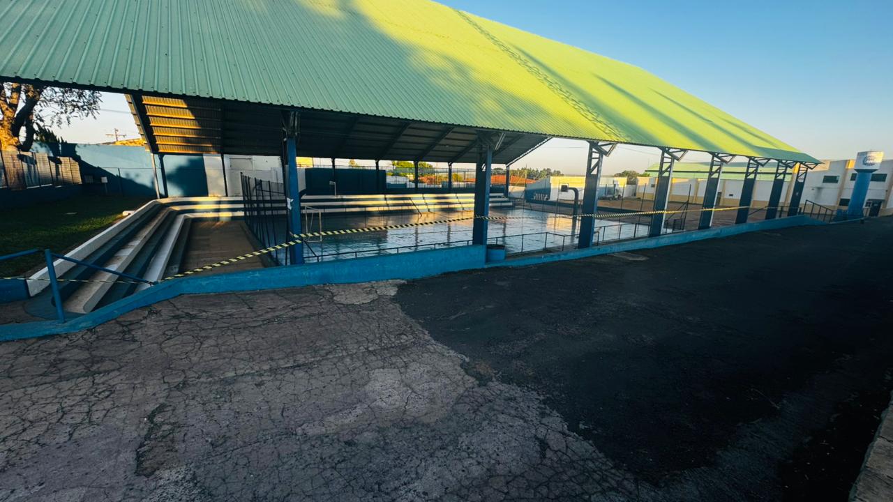 📌 Quadra poliesportiva do Estádio Municipal de Ibaté passa por manutenção