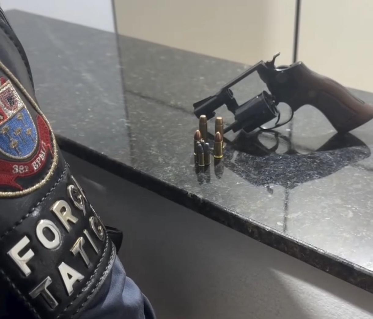 🚨 Denúncia leva PM a apreender arma e prender homem em Ibaté