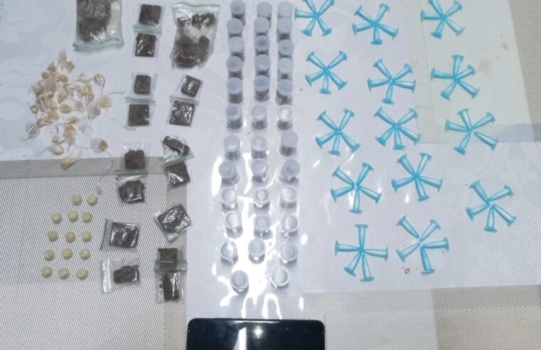 🚨 GCM flagra ponto de tráfico, suspeitos fogem e deixam grande quantidade de drogas para trás em Ibaté