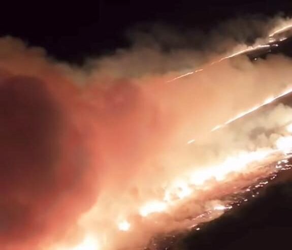 🚨 Incêndio de grandes proporções atinge área de vegetação ao lado do recinto do rodeio de Ibaté