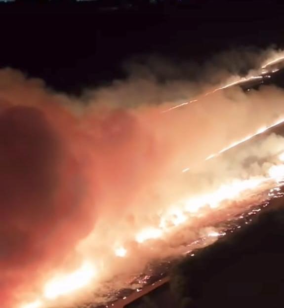 🚨 Incêndio de grandes proporções atinge área de vegetação ao lado do recinto do rodeio de Ibaté