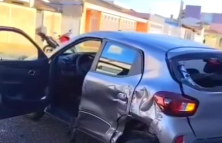 🚨 Colisão entre veículos termina em capotamento na Vila Prado
