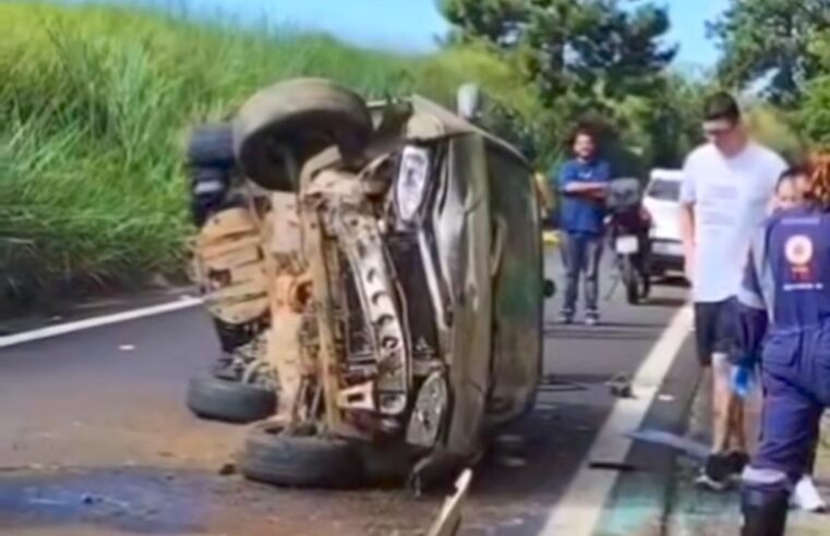 Motorista perde controle e capota veículo na alça de acesso do Jardim Tangará