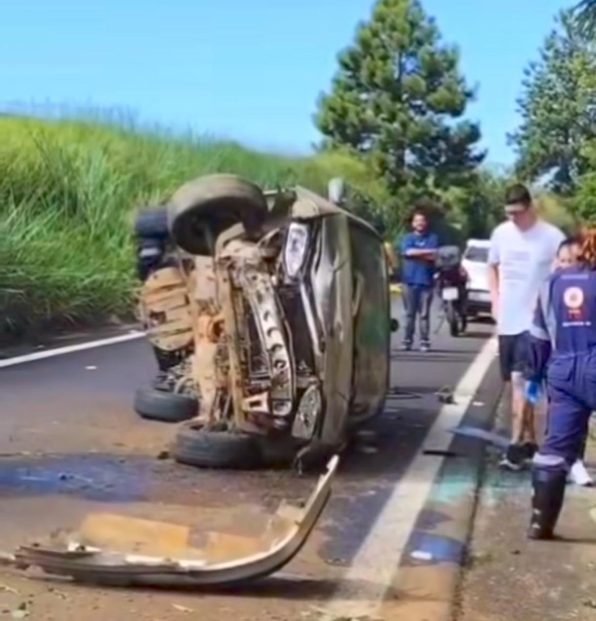 Motorista perde controle e capota veículo na alça de acesso do Jardim Tangará