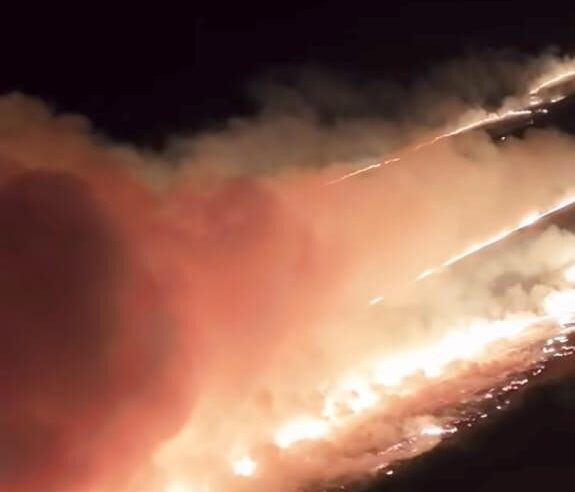 🚨 Incêndio de grandes proporções atinge área de vegetação ao lado do recinto do rodeio de Ibaté