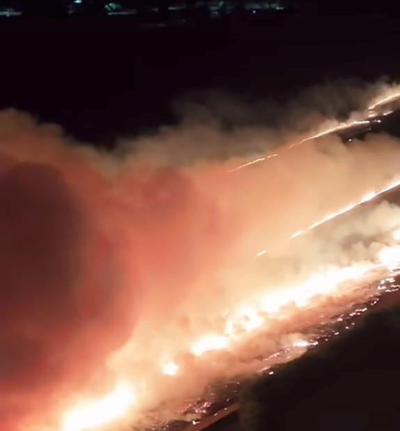 🚨 Incêndio de grandes proporções atinge área de vegetação ao lado do recinto do rodeio de Ibaté