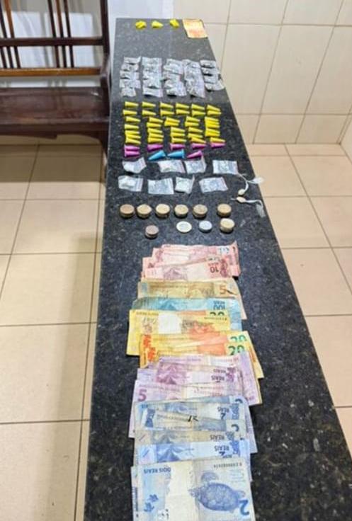 🚨 Homem é detido por tráfico de drogas após abordagem policial em São Carlos