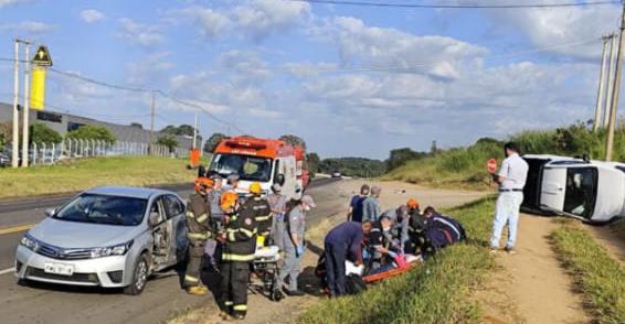 🚨 Chevrolet Montana capota após colisão na SP-215 e deixa três feridos em São Carlos