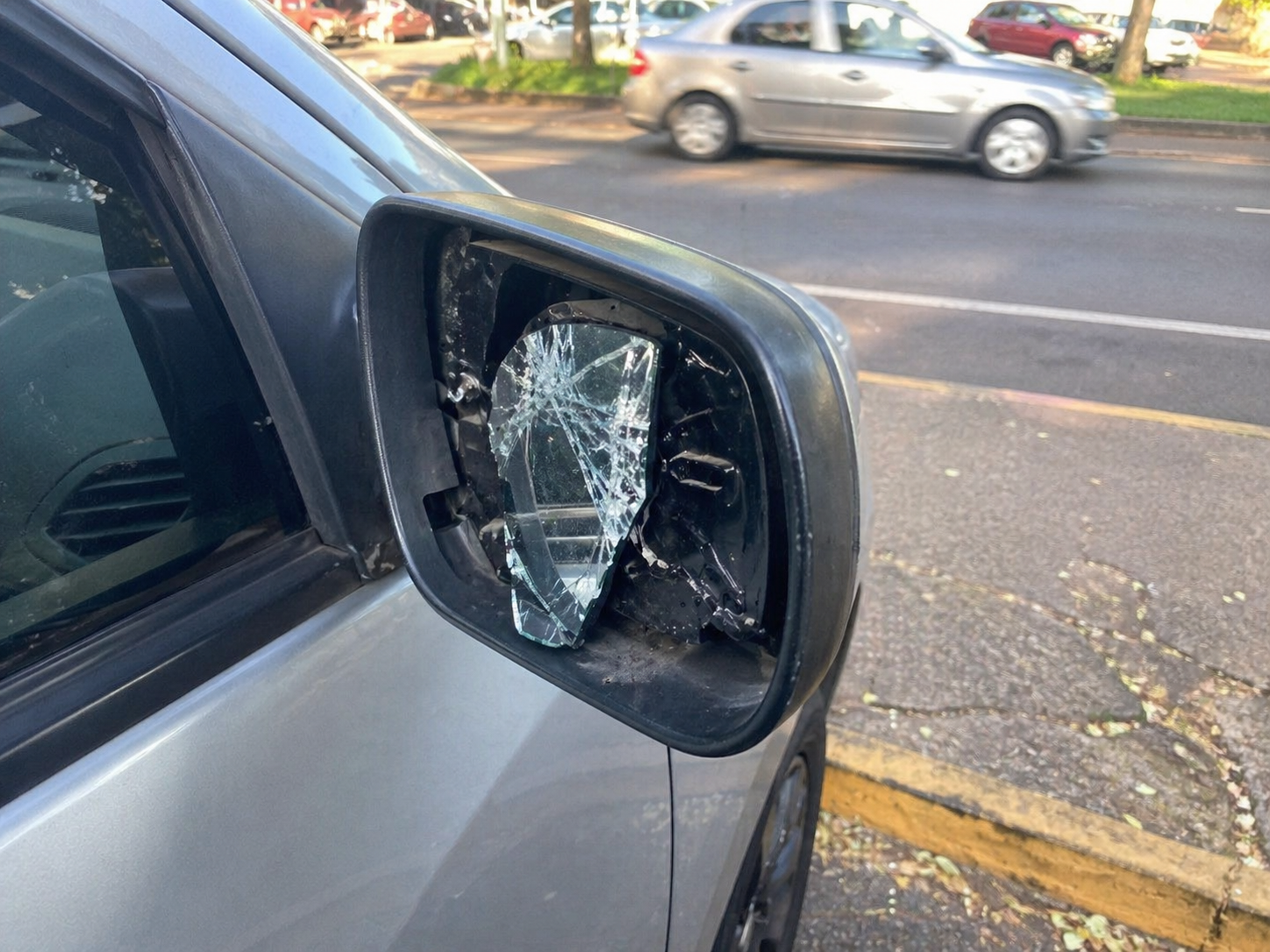 🚨 Motorista tem retrovisor quebrado após desentendimento no trânsito no Centro de São Carlos