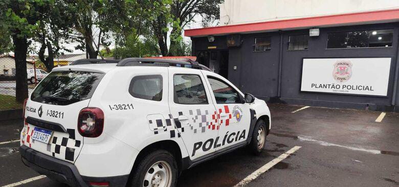 🚨 Mulher procura a polícia para esclarecer processo e acaba presa em São Carlos