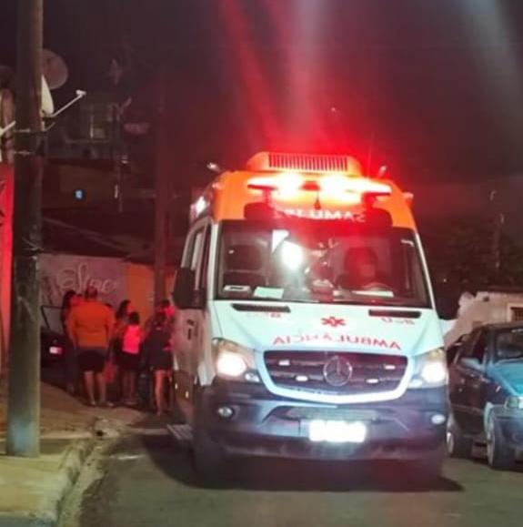 🚨 Um adolescente de 14 anos foi baleado na tarde desta terça-feira (19), no bairro São Carlos VIII, em São Carlos.