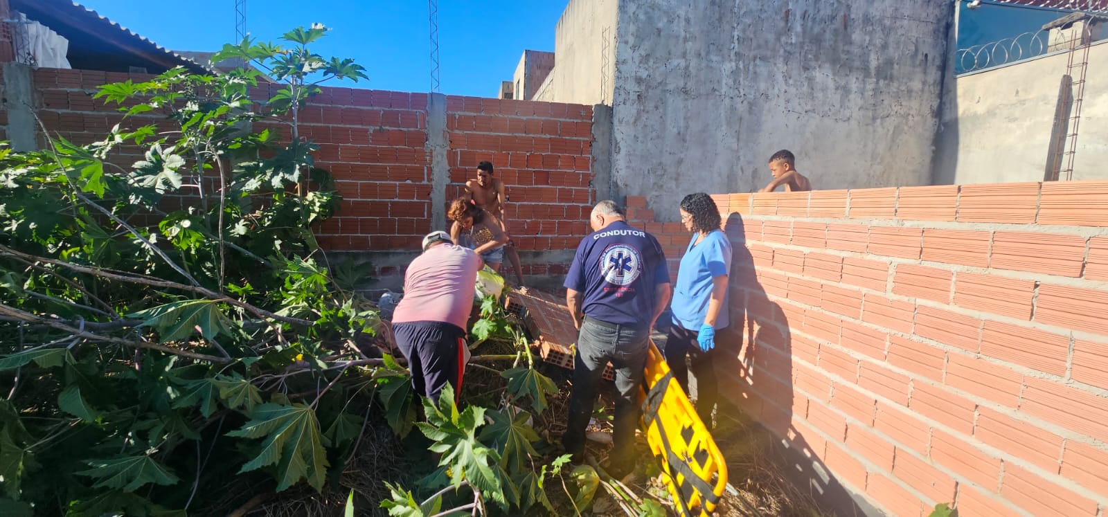 🚨 Muro desaba sobre homem e mobiliza equipes de resgate em Ibaté