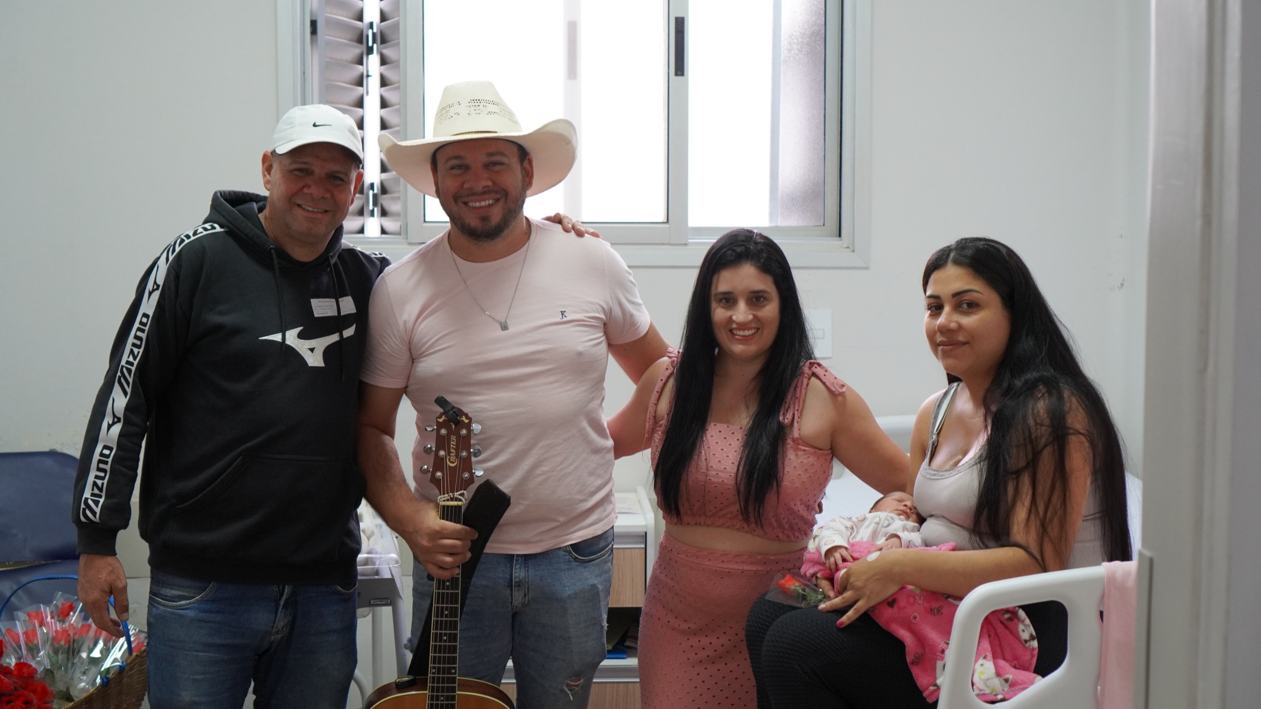 Santa Casa de São Carlos recebe ação especial de Dia das Mães com música e homenagens