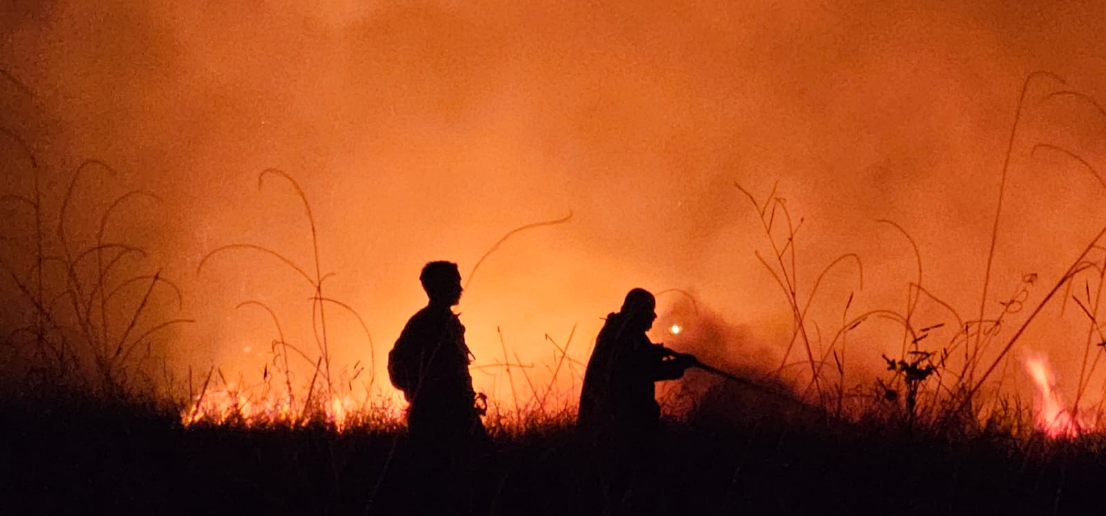 🚨 Defesa Civil de Ibaté atua rapidamente e controla incêndio em área industrial com apoio regional