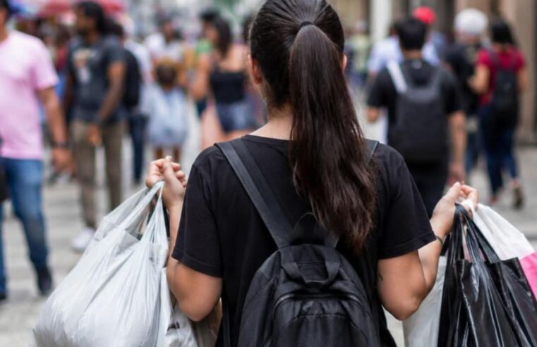 📌 Compras internacionais de até US$ 50 deixam de ter cobrança da “taxa das blusinhas”