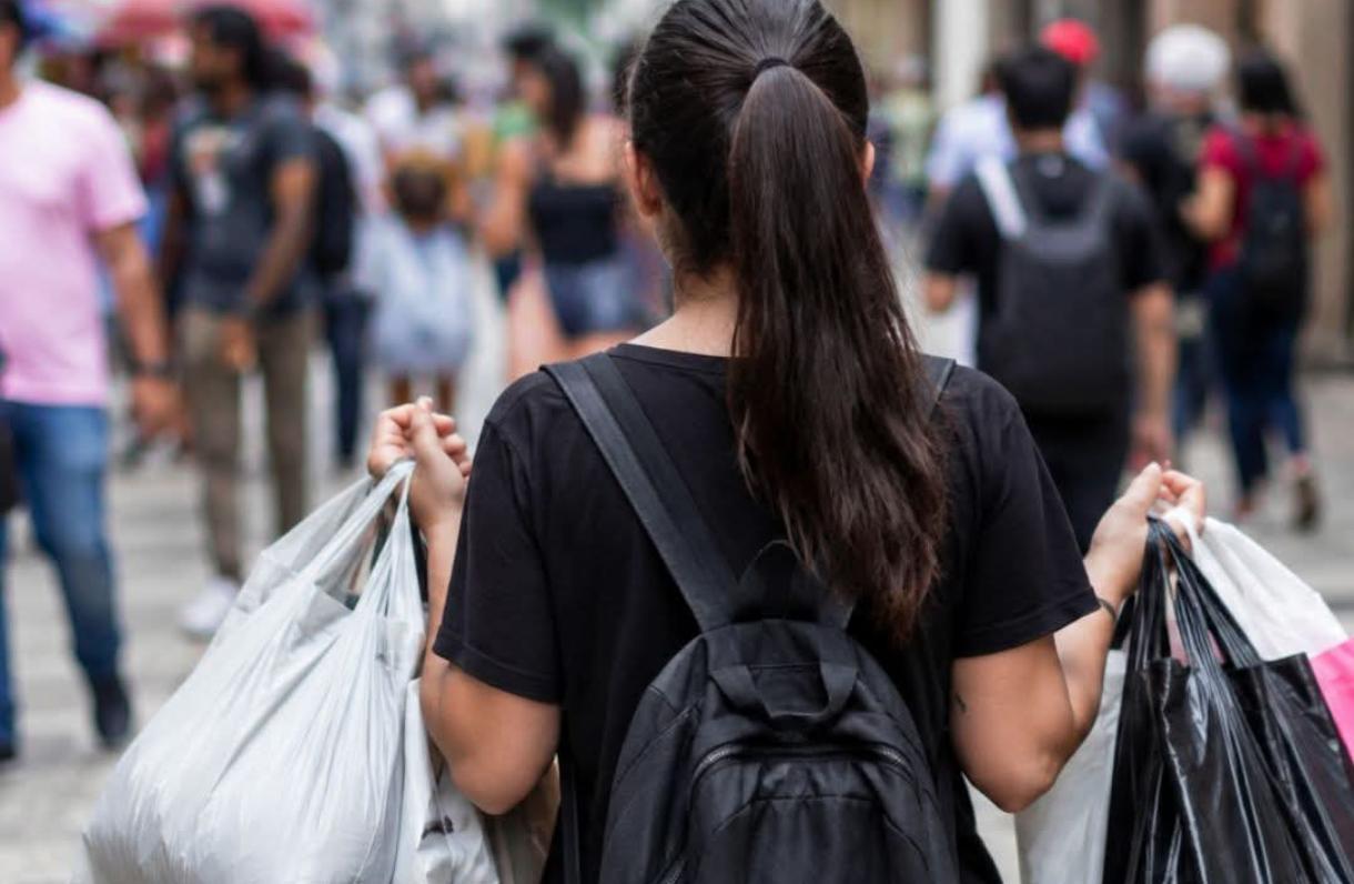 📌 Compras internacionais de até US$ 50 deixam de ter cobrança da “taxa das blusinhas”