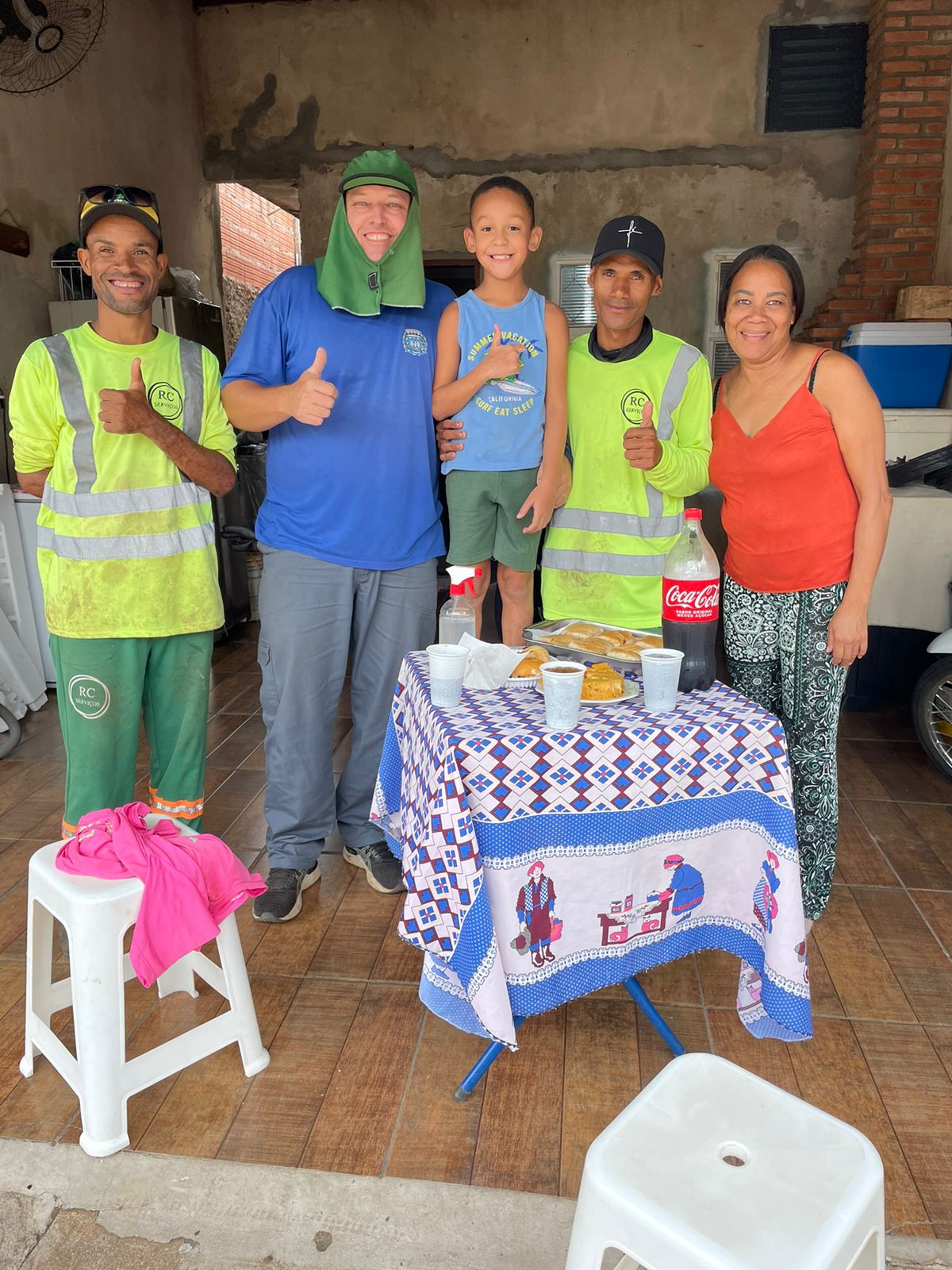📌 Enquanto muitos ainda dormiam, homens já estavam nas ruas trabalhando para deixar a cidade limpa, enfrentando o sol, o cansaço e, muitas vezes, a indiferença de quem passa apressado sem ao menos olhar para eles. Mas nesta manhã, no Jardim Icaraí, algo diferente aconteceu. Um gesto simples, vindo de um coração puro, fez esses guerreiros se sentirem vistos, valorizados e amados.