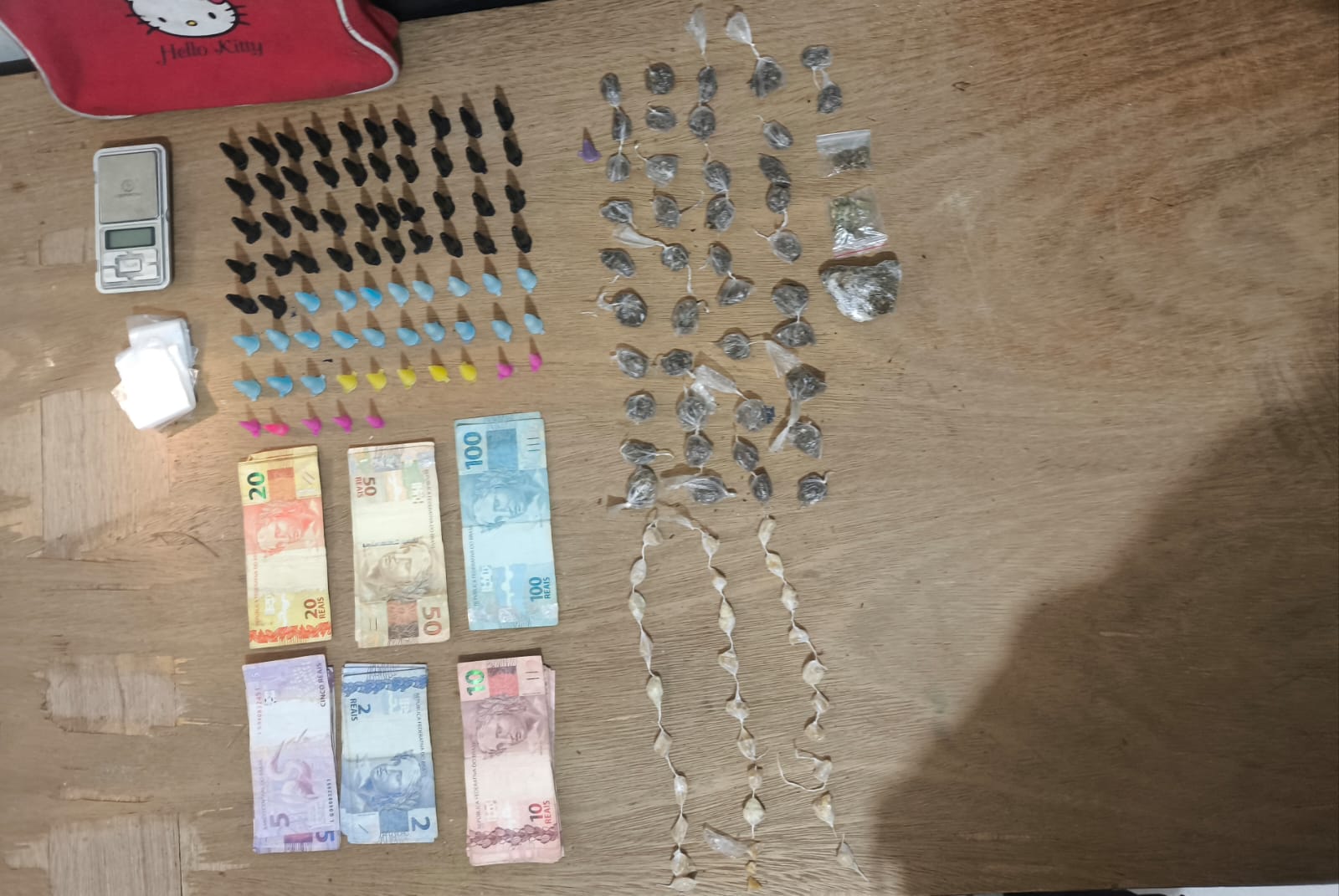 🚨 Polícia Militar prende homem por tráfico de drogas no bairro Cristo Redentor em Porto Ferreira