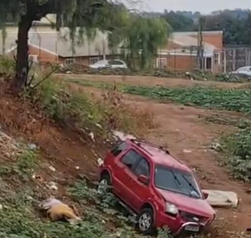 🚨 EcoSport despenca de barranco na Vila Brasília em São Carlos