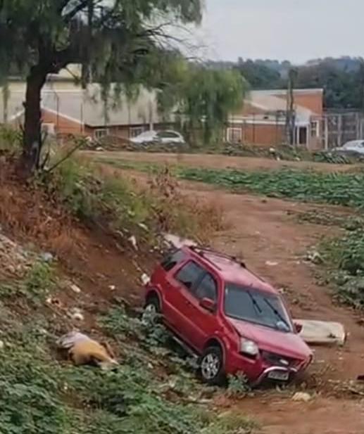 🚨 EcoSport despenca de barranco na Vila Brasília em São Carlos