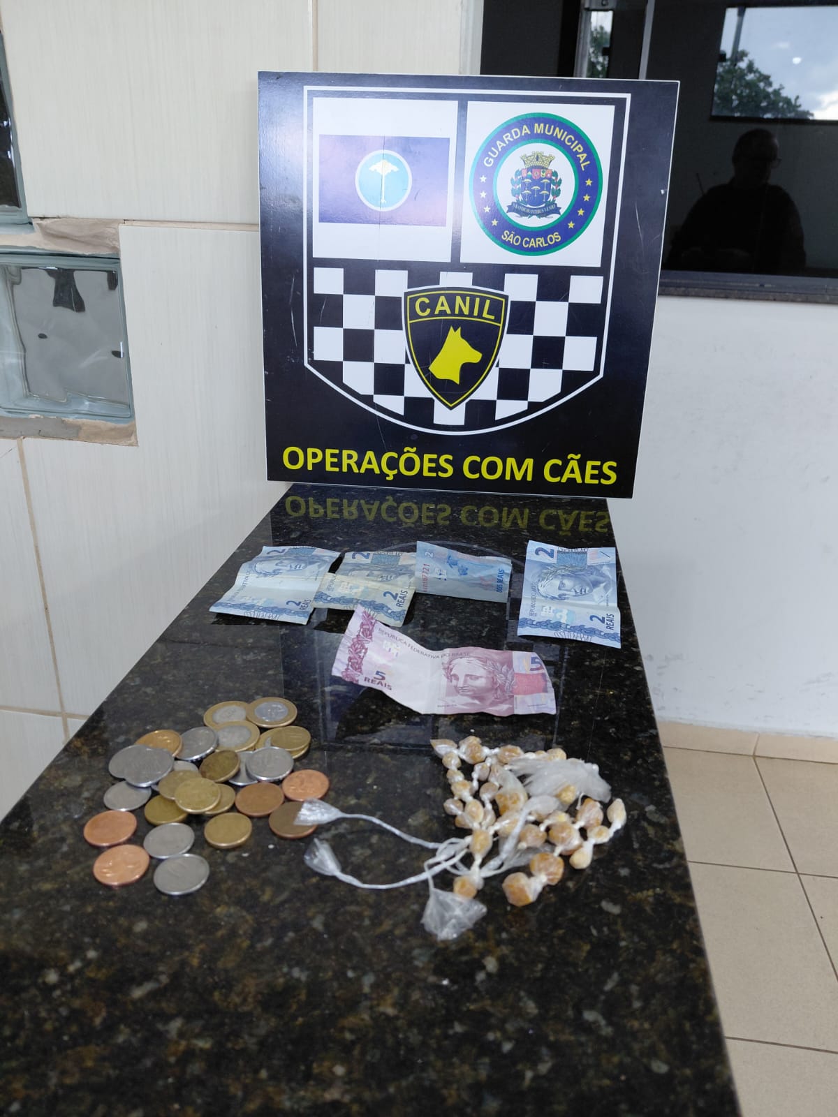 🚨 Homem é detido com pedras de crack em praça no Jardim Mercedes em São Carlos