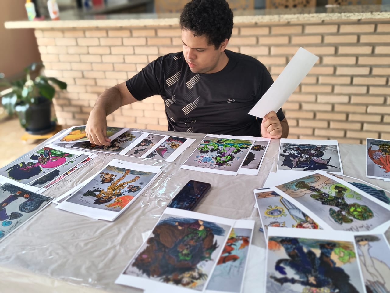 📌 Exposição “Do desenho ao RPG” chega à Biblioteca Municipal de Ibaté e segue aberta até o fim de junho