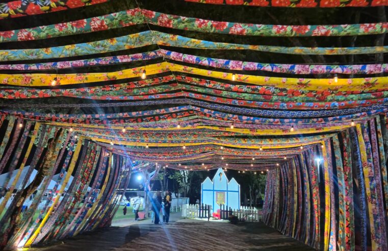 O tradicional Arraiá dos Metalúrgicos de São Carlos e Ibaté foi um grande sucesso na noite do último sábado (20), no Clube de Campo dos Metalúrgicos, localizado no bairro Santa Felícia, em São Carlos.Mesmo com as baixas temperaturas, o público compareceu em peso e prestigiou uma das festas juninas mais aguardadas da região.Com uma megaestrutura preparada para receber as famílias, o evento contou com muita música, diversão e atrações para todas as idades. A programação teve apresentações do DJ Anselmo Guedes, Gustavo Vallin, Zé Fernando e da dupla Durval e Alladin, que animaram o público durante toda a noite.Além dos shows, os participantes puderam aproveitar as tradicionais barracas de comidas típicas e diversas atrações, como o touro mecânico, garantindo momentos de descontração e entretenimento.Promovido pelo Sindicato dos Metalúrgicos de São Carlos e Ibaté, o evento reforçou mais uma vez a tradição e o sucesso da festa junina da categoria.O presidente do Sindicato, Vanderlei Strano, agradeceu a presença do público e o empenho de todos os envolvidos na organização.“Agradeço aos presentes que vieram prestigiar essa belíssima festa e a todos os envolvidos pelo empenho. Mais um ano em que nossa festa junina é um grande sucesso”, destacou.O Sindicato também anunciou que já se prepara para o próximo evento: a festa “Depois dos 30”, que acontece no dia 11 de julho, a partir das 18h30, no Clube de Campo dos Metalúrgicos.Clube do Sindicato dos Metalúrgicos de São Carlos e Ibaté