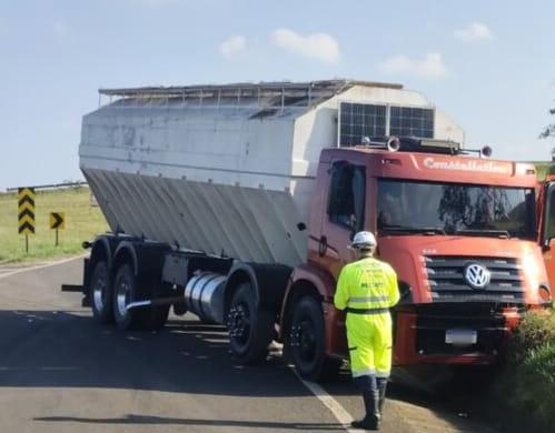 🚨 Motorista perde controle de caminhão ao tentar evitar colisão após manobra irregular na SP-215