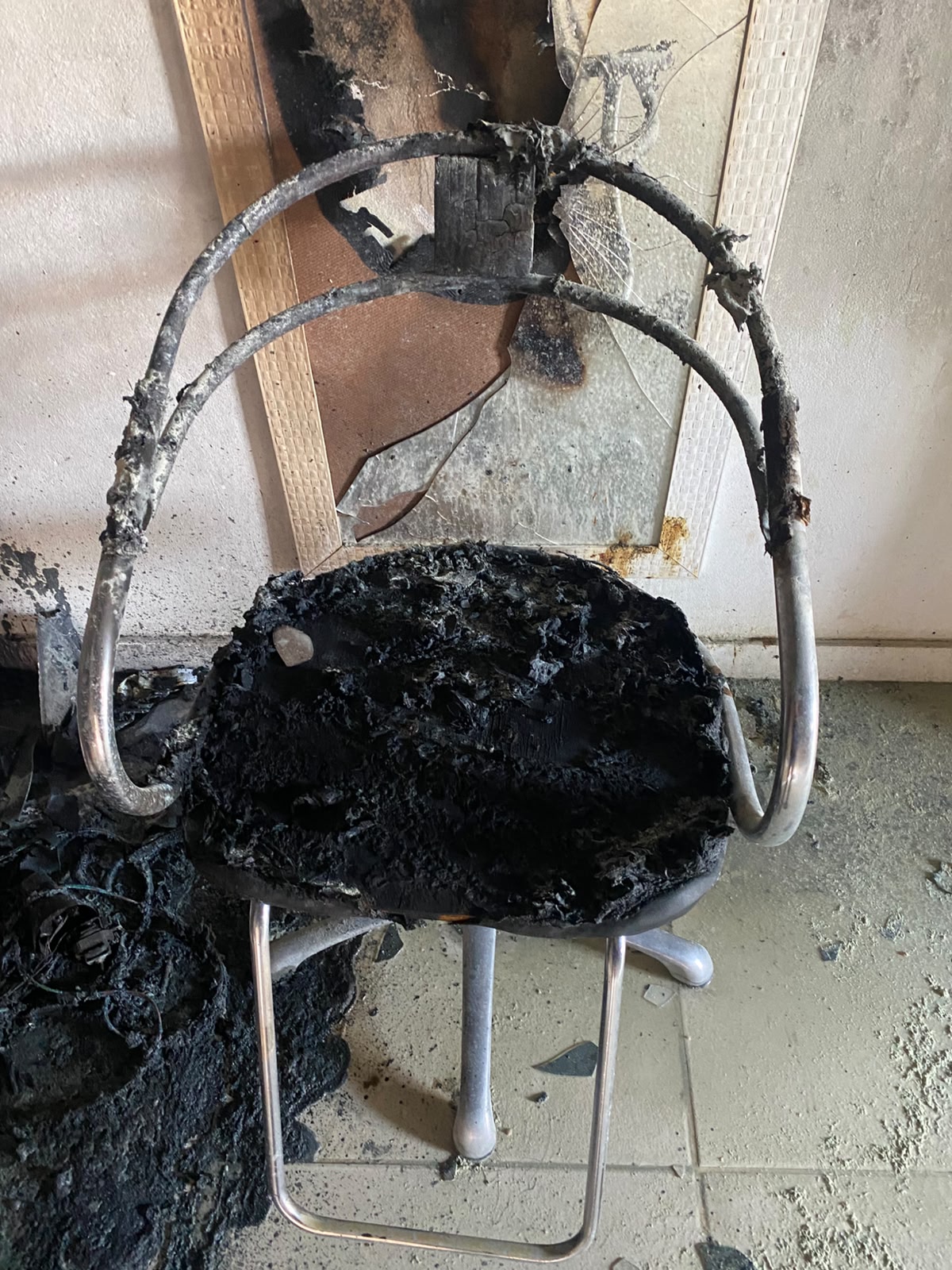💔 O fogo levou tudo… mas a esperança ainda pode ser reconstruída com a sua ajudaEm questão de minutos, anos de trabalho, dedicação e sonhos foram transformados em cinzas.