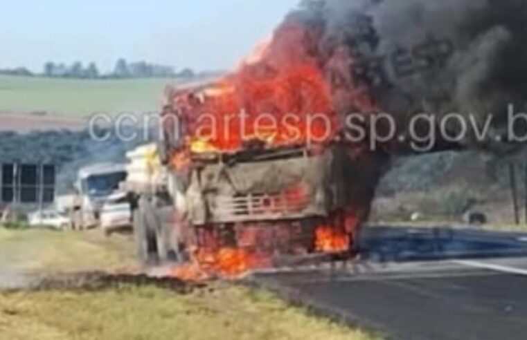 🚨 Carreta pega fogo na Washington Luís e provoca congestionamento de 4 km próximo a Itirapina